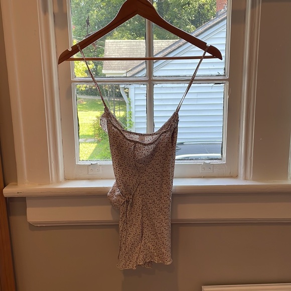 Gap Body Rosebud Print Flutter Wrap Top 100% Silk - Picture 3 of 4